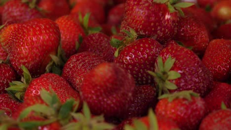 Frisch-Geerntete-Erdbeeren,-Die-Nacheinander-Auf-Einen-Erdbeerhaufen-Fallen---180-Fps-Zeitlupe