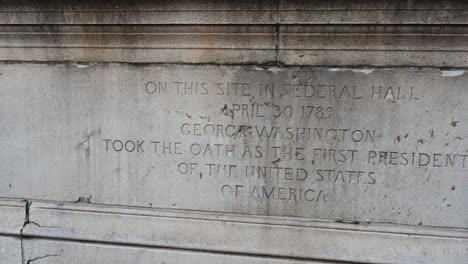 Federal-Hall-Inschrift-Am-Fuß-Der-George-Washington-Statue