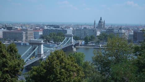 Vista-Del-Puente-De-Las-Cadenas-De-Budapest-Filmada-Desde-El-Castillo-De-Buda