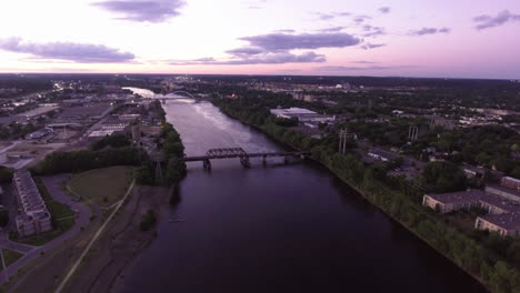 Magische-Stunde-Luftaufnahme-Einer-Eisenbahnbrücke-über-Den-Mississippi