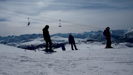 Snowboarder-Beginnen-Sich-Im-Skigebiet-Auf-Schneebedeckten-Bergen-Mit-Sessellift-Im-Hintergrund-Zu-Bewegen