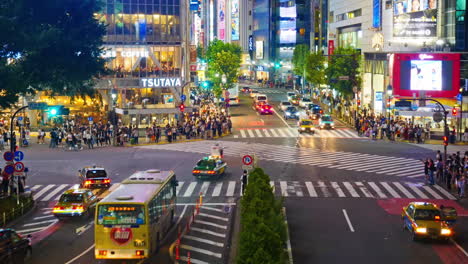Tokio-Japón---Alrededor-Del-Tiempo-2018-Lapso-De-Tiempo-Del-Tráfico-Del-Distrito-De-Shibuya-En-Tokio,-Japón-En-La-Noche