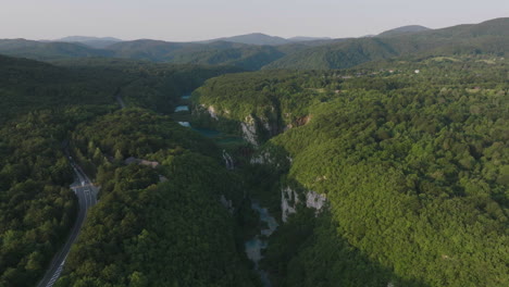 Luftaufnahme-Des-Nationalparks-Plitvicer-Seen-In-Kroatien,-Europa-19