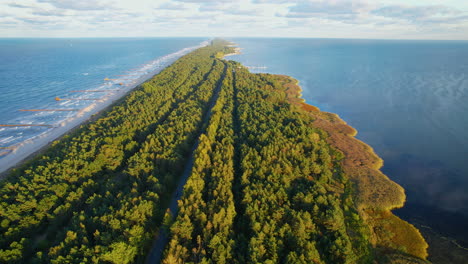 Vista-Aérea-De-La-Península-De-Hel-Entre-La-Bahía-De-Puck-Y-El-Mar-Báltico-En-Polonia