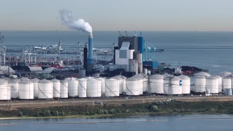 Bin-Industriewerft-In-Den-Niederlanden-Mit-Öllagertanks-Im-Vordergrund