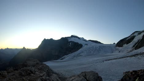 Ein-Sonnenaufgang-zeitraffervideo-über-Dem-Steingletschergletscher-In-Der-Sustenpassregion-Der-Schweizer-Alpen-Auf-2.800-M-Schweiz