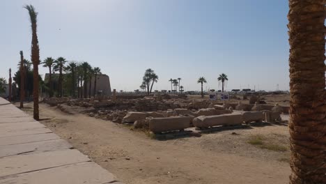 Blick-über-Offenes-Feld-Mit-Reihen-Von-Mauerwerk-Aus-Dem-Luxor-tempelkomplex