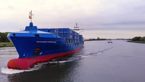 Schönes-Rückenwind-Panda-Schiff,-Beladen-Mit-Blauen-Containern-In-Der-Oude-Maas,-Niederlande