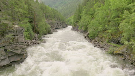Wilder-Fluss-Mit-Extremer-Strömung,-Der-Im-Tal-Von-Gudbrandsdalen-In-Innlandet,-Norwegen-Fließt