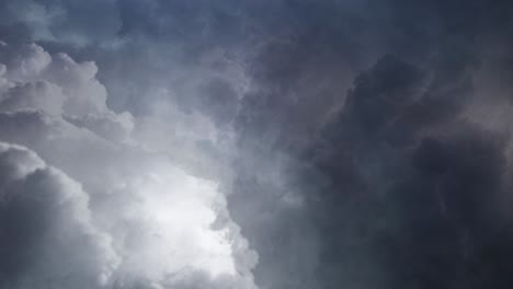 Pov-Blitze-Lassen-Dunkle-Wolken-Am-Dunklen-Himmel-Aufblitzen