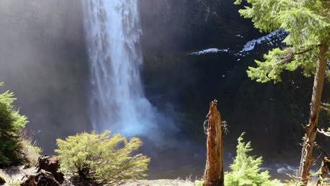 Ein-Großer-Wasserfall-Ergießt-Sich-In-Einen-Abgelegenen-Fluss,-Statische-Aufnahme
