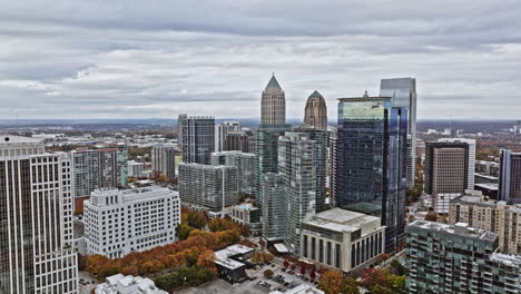 Atlanta-Aerial-V751-Low-Level-Flyover-Hochhäuser-In-Midtown-Und-Flug-Durch-Städtische-Wolkenkratzer,-Die-Das-Stadtbild-Der-Innenstadt-Und-Den-Autobahnverkehr-Einfangen-–-Aufgenommen-Mit-Mavic-3-Cine-–-November-2021