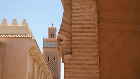 Koutoubia-Mosque-minaret-in-old-medina-of-Marrakesh,-Morocco-1