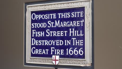 Monument-London-England-September-2022-Establishing-shot-of-the-Great-Fire-of-London-monument-plaque
