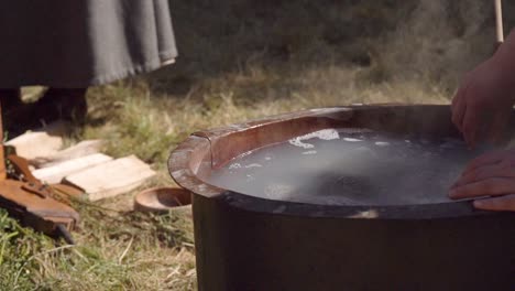 Medieval-Method-Of-Dyeing-Cloth