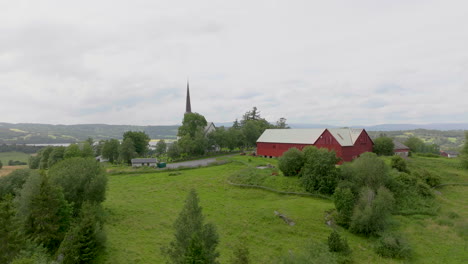Granja-De-La-Colina-Y-Torre-De-La-Iglesia-En-El-Paisaje-Rural-Escandinavo-En-Primavera