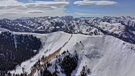 Park-City-Utah-Aerial-V38-ästhetische-Naturlandschaft,-Flyover-bergrücken,-Der-Während-Der-Wintersaison-An-Einem-Sonnigen-Tag-Einen-Wunderschönen-Weißen-Bergblick-Einfängt---Aufgenommen-Mit-Mavic-3-Cine---Februar-2022