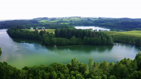 Luftaufnahme-Des-Berühmten-Sees-In-Polen,-Umgeben-Von-Wäldern
