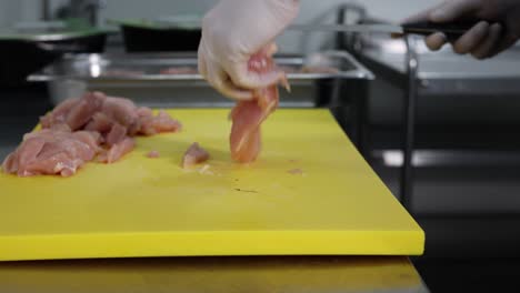 Chef-Cortando-Pollo-Crudo-En-Una-Cocina,-4k