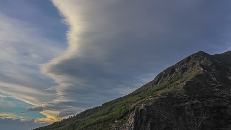 Malerische-Wolken-Im-Sommer-Bei-Sonnenuntergang-über-Dem-Berggipfel