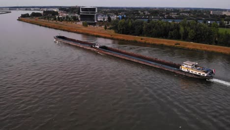 Panoramaaufnahme-Eines-Unendlichen-Candesso-Frachtschiffs,-Das-In-Richtung-Hafenufer-Fährt,-Niederlande