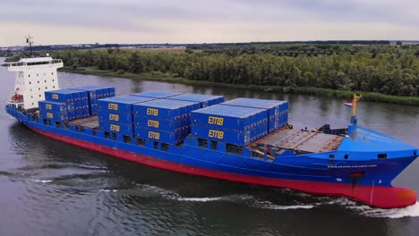 Atemberaubende-Aufnahme-Eines-Großen-Blauen-Panda-Containerschiffs-Mit-Rückenwind,-Das-In-Der-Oude-Maas-In-Den-Niederlanden-Segelt