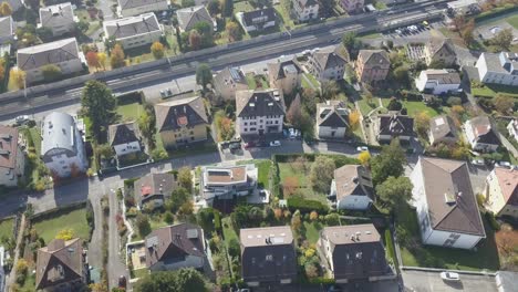 Vista-Aérea-De-Drones-De-Viviendas-Y-árboles-En-Lausana,-La-Ciudad-Capital-En-Vaud,-Suiza