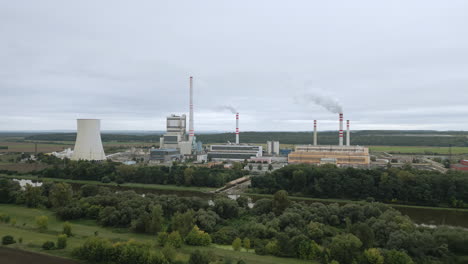 Central-Eléctrica-De-Carbón-En-El-Río-Elba-En-Bohemia-Central