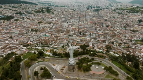Virgen-Del-Panecillo-En-La-Cima-De-La-Colina-Con-Vista-Panorámica-De-La-Ciudad-De-Quito-En-Ecuador