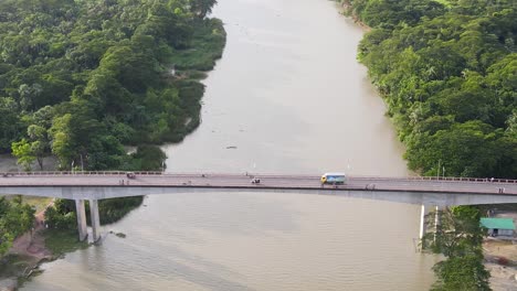 Verkleinern-Ansicht-Der-Gabkhan-Brücke,-Während-Der-Verkehr-über-Den-Fluss-Fließt