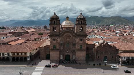 Establishing-Aerial-Fly-Drone-View-of-Cusco,-Peru-with-chatedral-and-main-square