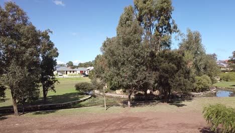 Blick-Auf-Den-Riverlinks-Park,-Clarkson-Perth-Mit-Einer-Mit-Wasser-Gefüllten-Überschwemmungsrinne