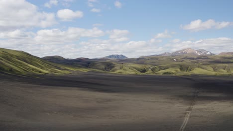Luftschwenkaufnahme-Einer-Wunderschönen-Berglandschaft-Mit-Hochland-In-Island-Bei-Sonnenlicht