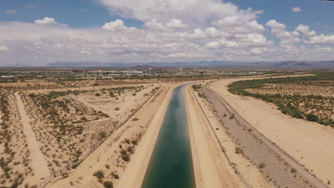 Canal-De-Riego-En-El-Sur-De-Arizona