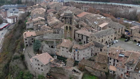 Luftaufnahme-Im-Orbit-Und-Im-Morgengrauen-Des-Turms-Und-Der-Stadt-Ainsa-In-Huesca