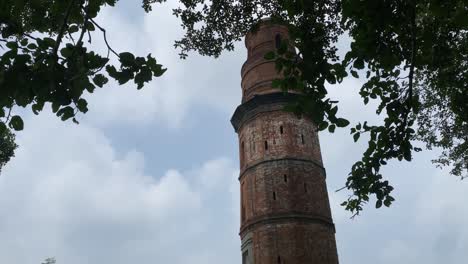 In-Gaur,-Malda,-Westbengalen,-Indien,-Gibt-Es-Einen-Historischen-Turm,-Der-Als-Firoz-Minar-Oder-Firuz-Minar-Bekannt-Ist