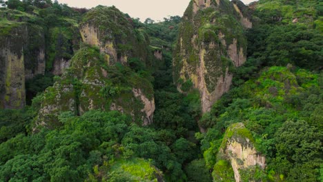 Drone-footage-of-the-most-iconic-face-of-the-"Cerro-del-Tepozteco"-in-Tepoztlan,-Mexico