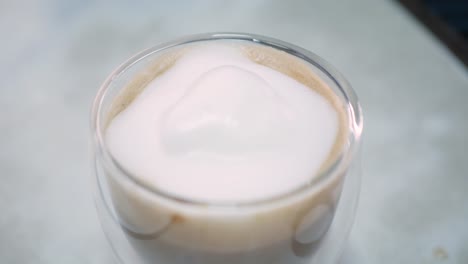 Eine-Heiße-Milchschaumblase-In-Eine-Tasse-Frischen-Cappuccino-Kaffee-Zum-Frühstücksgetränk-Geben