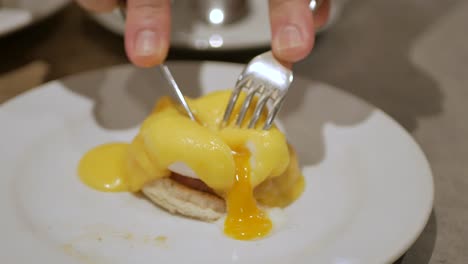 Egg-benedict-in-white-dish-for-healthy-food-breakfast-with-hollandaise-sauce-and-ham-1