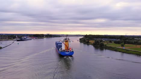 Heckschuss-Des-Rückenwind-Panda-Containerschiffs,-Das-Auf-Der-Oude-Maas,-Niederlande,-Kreuzt