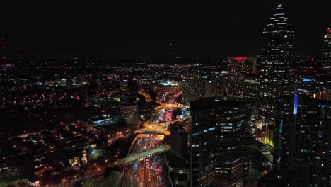 Atlanta-Aerial-V791-Flyover-Metropolregion-Erfasst-Verkehrsstaus-Auf-Der-Autobahn,-Straßenlaternen,-Beleuchtete-Hochhäuser-Und-Städtische-Nachtlandschaft-–-Aufgenommen-Mit-Mavic-3-Cine-–-Dezember-2021
