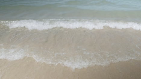 Türkisfarbene-Meerwasserwellen-Treffen-Tagsüber-Auf-Den-Glatten-Strand-Mit-Weißem-Sand,-Natürliches-Landschaftsmeer-Für-Ferienferien-Sommerhintergrund-1