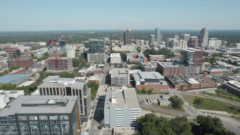Drone-shot-of-Downtown-Raleigh-North-Carolina-on-a-sunny-day-in-the-summer,-aerial-footage-rising