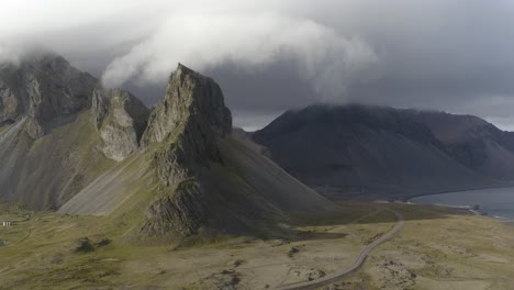 Montaña-Y-Costa-De-Eystrahorn-En-Un-Día-Nublado-En-Islandia---Toma-Aérea-De-Drones