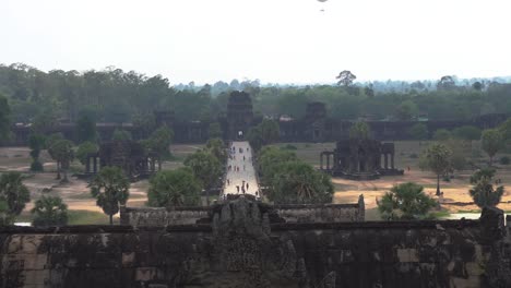 Slow-Pan-to-main-Entrance-of-Angkor-Wat-temple-in-Asia,-Cambodia