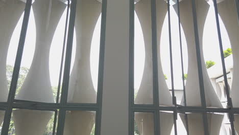 Große-Innenfenster-Des-Wiedervereinigungspalastes-In-Ho-Chi-Minh-Stadt,-Ehemaliger-Präsidentenpalast-Und-Unabhängigkeitspalast