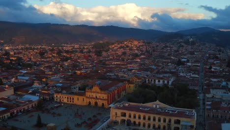 Aerial-wide-shot-of-the-town-of-San-Cristobal-de-las-Casas,-Chiapas
