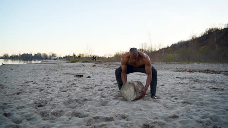 Muskelsportler,-Der-In-Zeitlupe-An-Einem-Strand-Läuft-Und-Trainiert