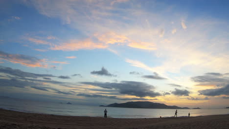 Sonnenaufgang-Am-Strand-Im-Zeitraffer-In-Hue,-Vietnam,-Südostasien