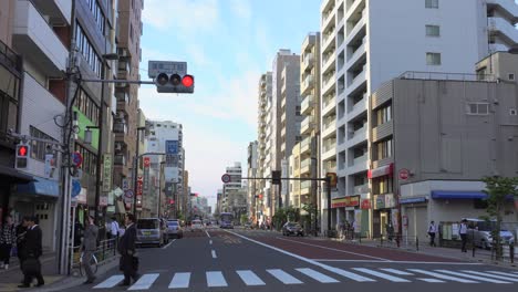 Geschäftsleute-In-Tokio-Asakusa-Gehen-Auf-Einem-Kreuzenden-Zebra-über-Die-Umamichi-dori-straße